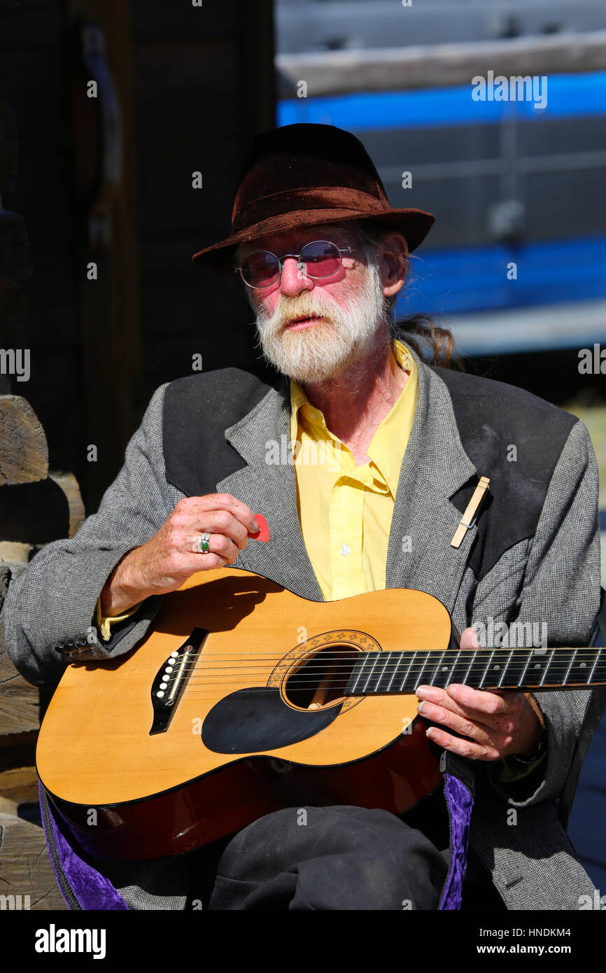 Il vecchio uomo a suonare la chitarra con il cappello in Homer Alaska Foto  stock - Alamy