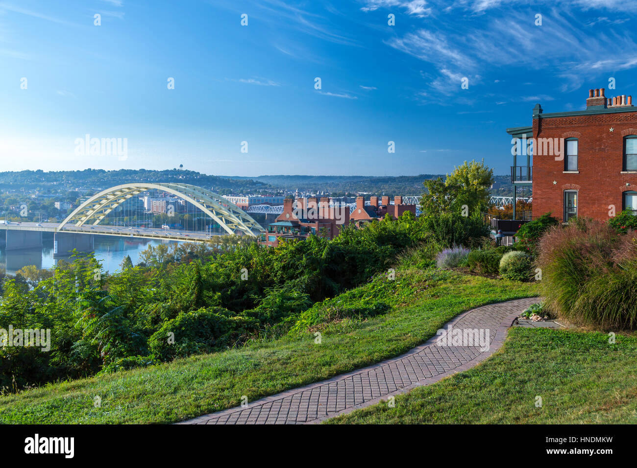 Il fiume Ohio e Big Mac Bridge di Cincinnati, Ohio, Stati Uniti d'America. Foto Stock