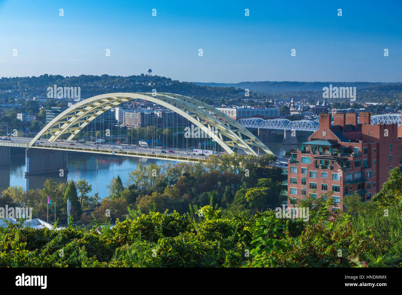 Il fiume Ohio e Big Mac Bridge di Cincinnati, Ohio, Stati Uniti d'America. Foto Stock