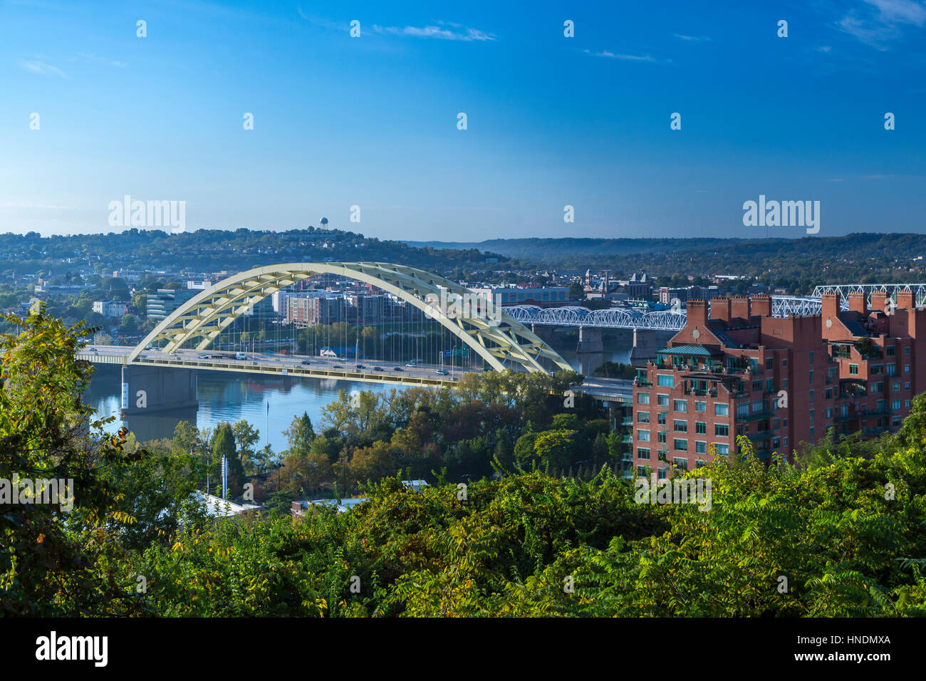 Il fiume Ohio e Big Mac Bridge di Cincinnati, Ohio, Stati Uniti d'America. Foto Stock
