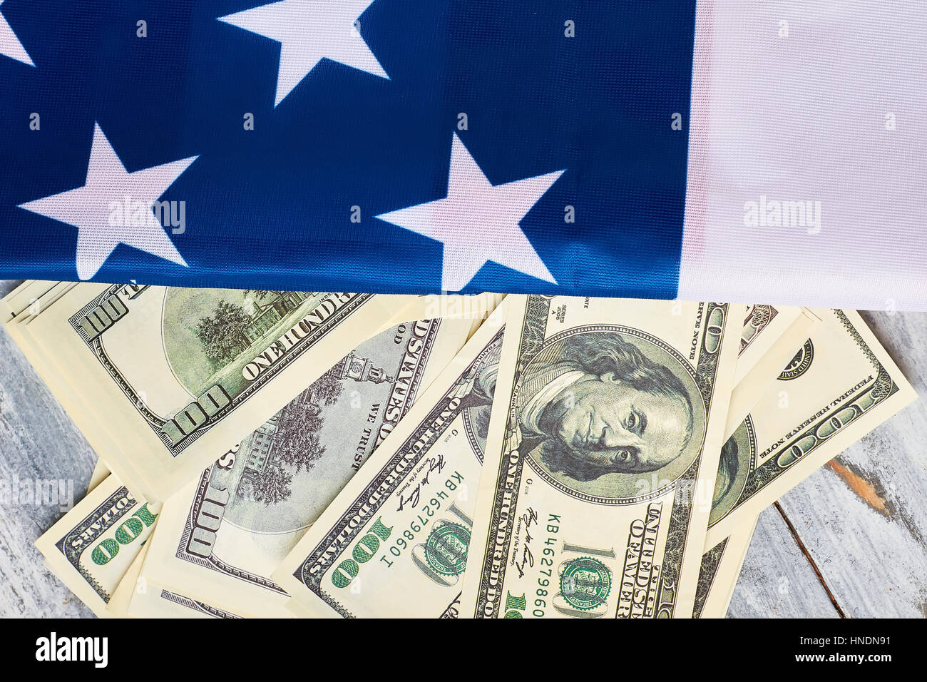 Bandiera americana e dollari. Foto Stock