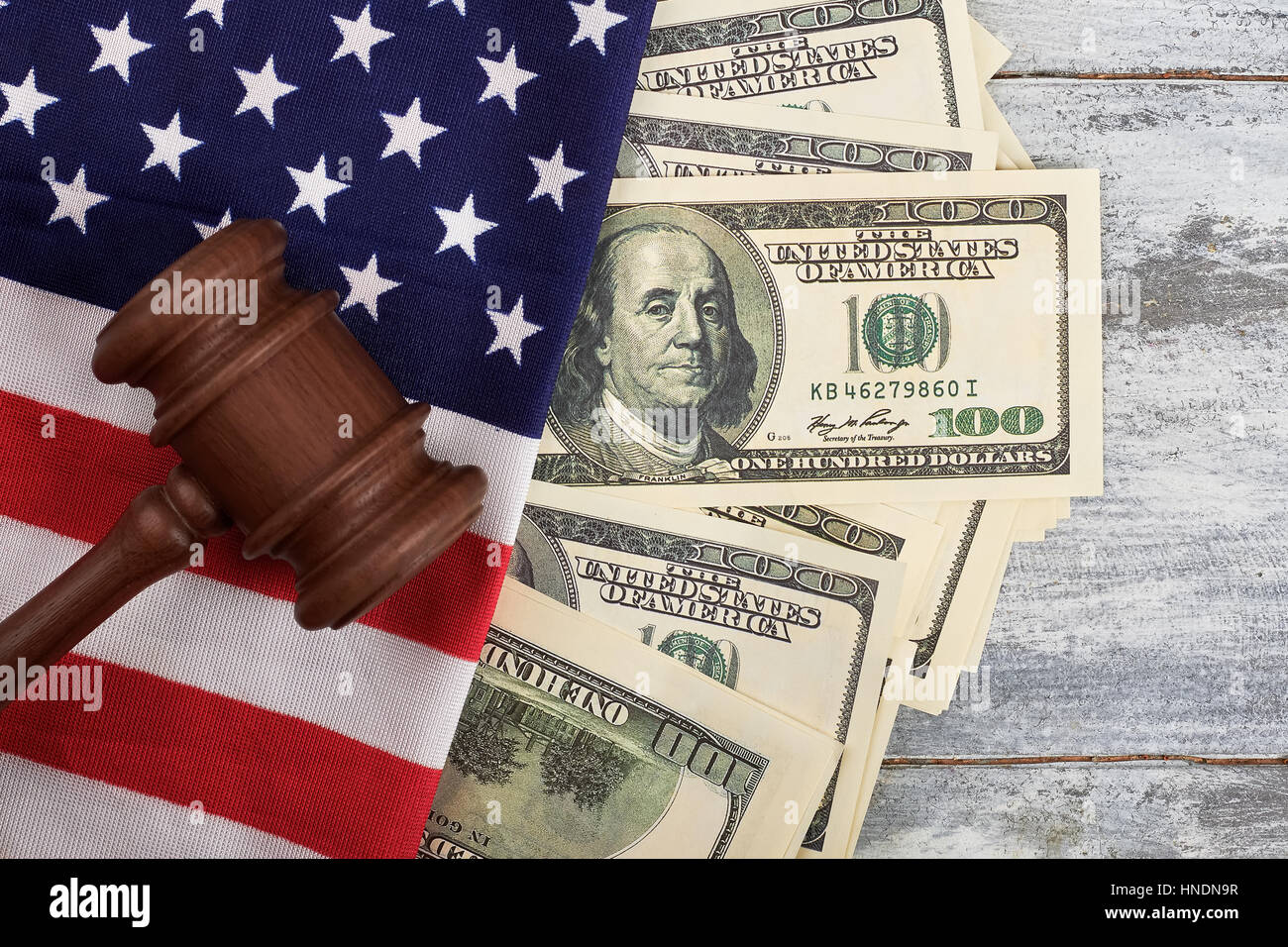 Martello, dollari e bandiera americana. Foto Stock