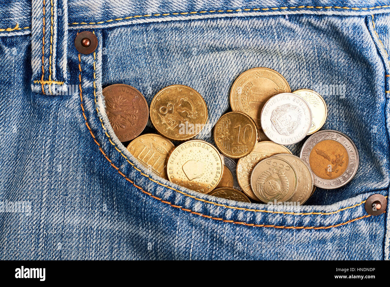 Monete in jeans scoloriti. Foto Stock