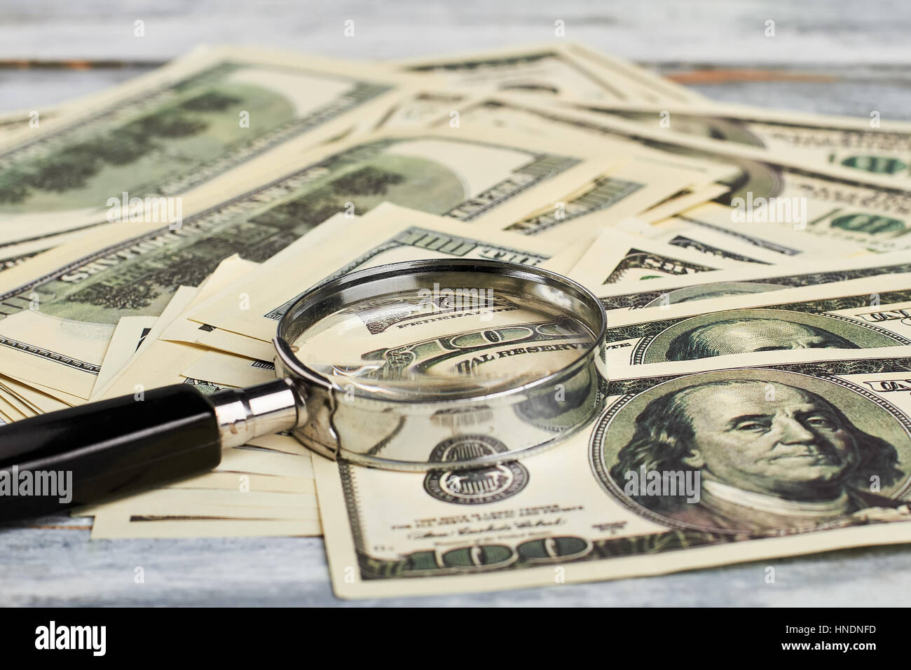 Dollari americani e alla lente di ingrandimento. Foto Stock