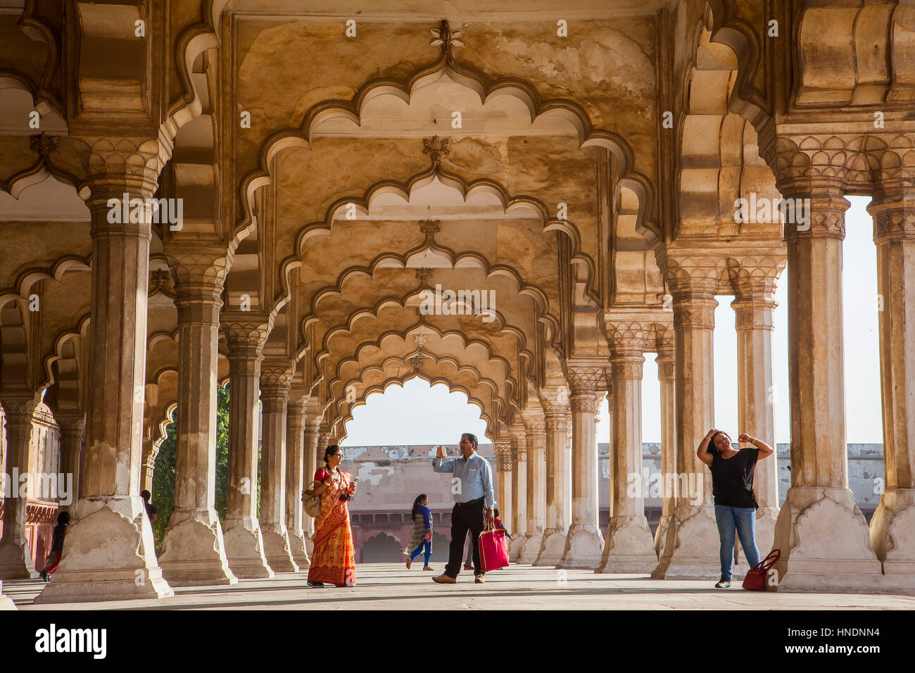 Visitatori, Diwan sto (Hall di pubblico), al Forte di Agra, sito Patrimonio Mondiale dell'UNESCO, Agra, India Foto Stock