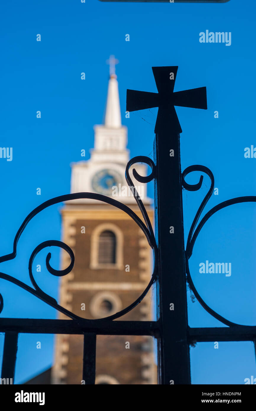 Saint Georges chiesa Gravesend con croce sulla manse porta in primo piano Foto Stock