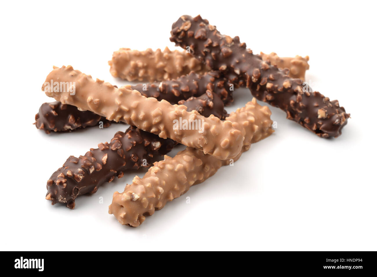 Il cioccolato e i dadi coperti i cookie isolato su bianco Foto Stock
