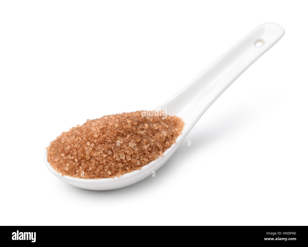 La ceramica cucchiaio di zucchero bruno isolato su bianco Foto Stock