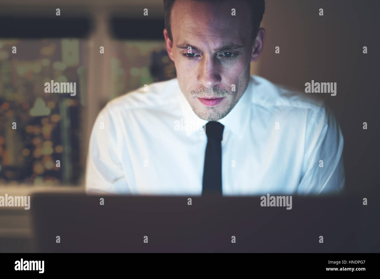 Close up di imprenditore lavoro straordinario su computer, fine lavoro notturno Foto Stock