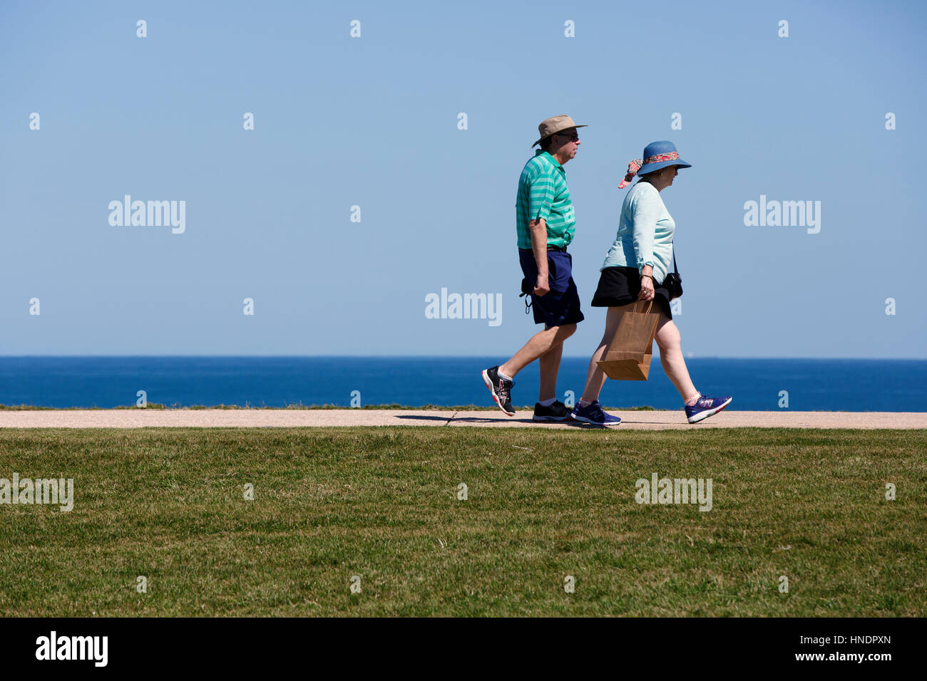 Un paio di passeggiate tra la terra e il mare e il cielo per motivi di San Felipe del Morrro Fortezza di San Juan, Puerto Rico Foto Stock