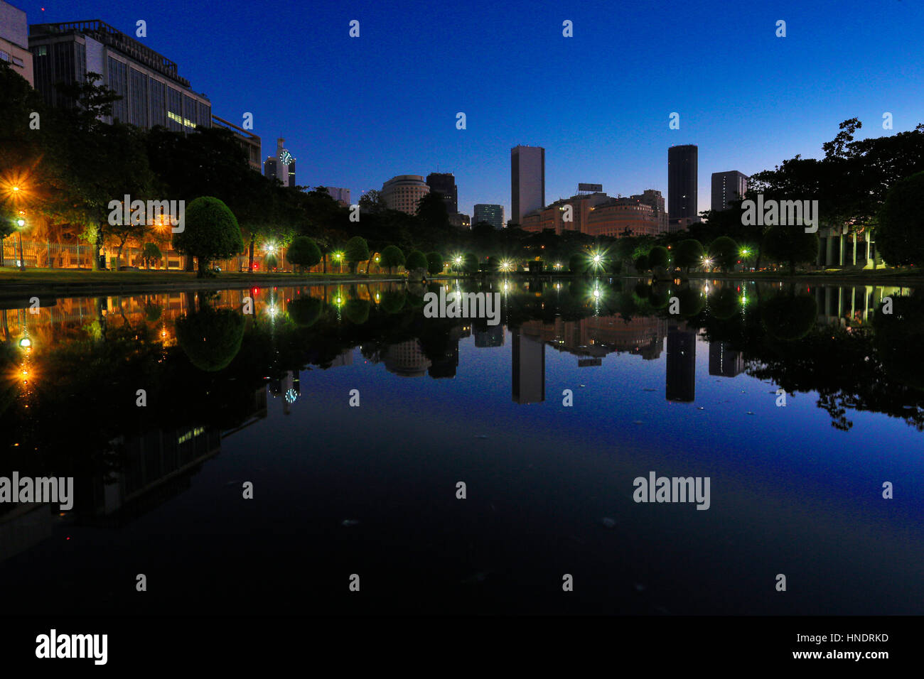 Paris Square è uno dei più antichi della città e di conservare alcuni dettagli architeture intatta. È situato vicino al centro della città e si vede qui all'alba Foto Stock
