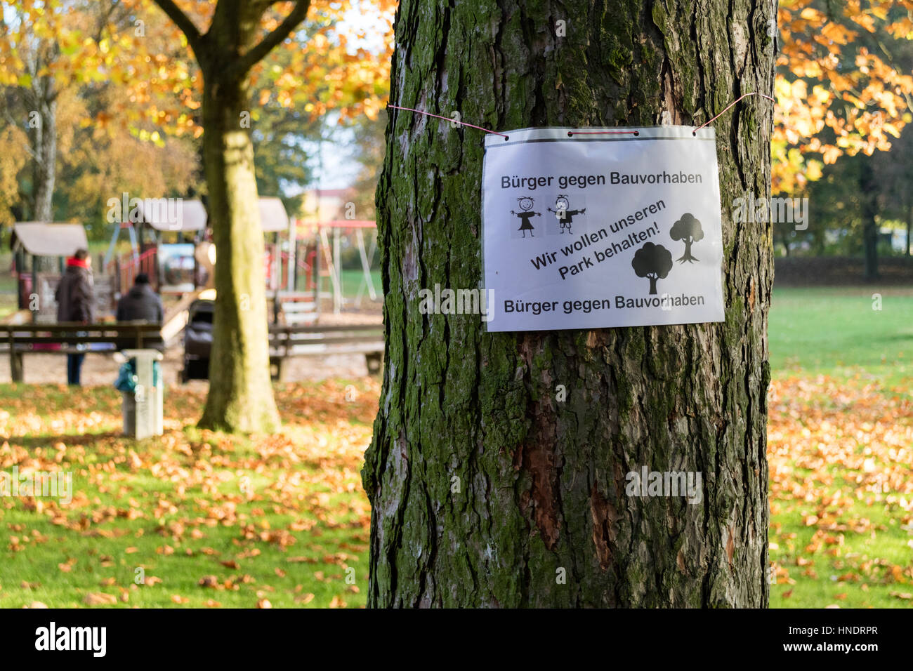 Home-messi a segno bloccata ad albero nella legge tedesca (cittadini contro i progetti di costruzione che vogliamo conservare il nostro parco Foto Stock