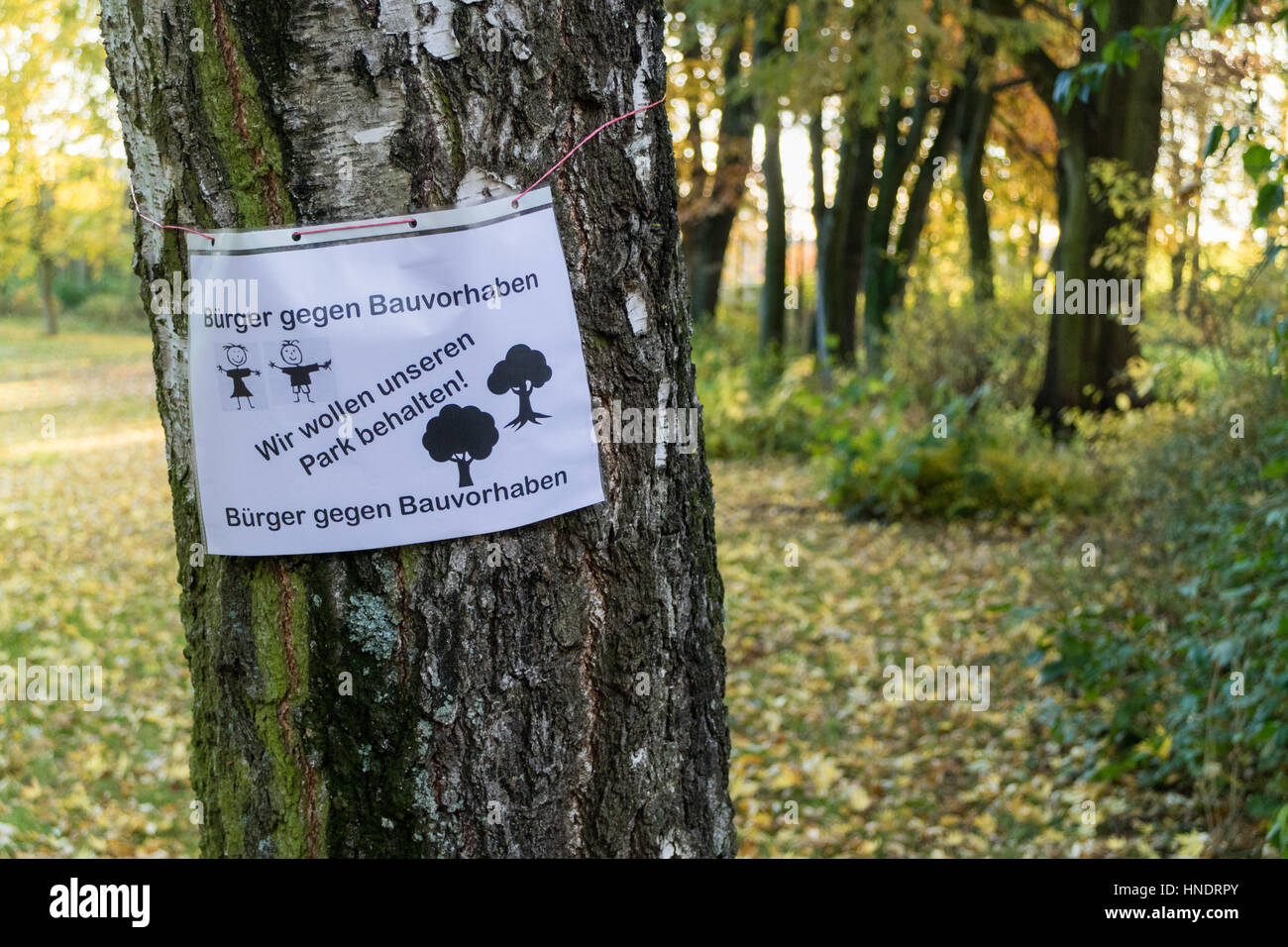 Home-messi a segno bloccato ad albero in tedesco si legge i cittadini contro i progetti di costruzione che vogliamo conservare il nostro parco Foto Stock