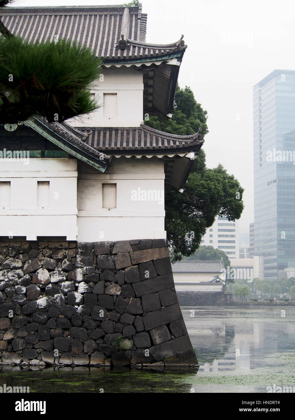 Un tradizionale edificio giapponese si staglia contro i moderni grattacieli nel centro cittadino di Tokyo in Giappone. Foto Stock