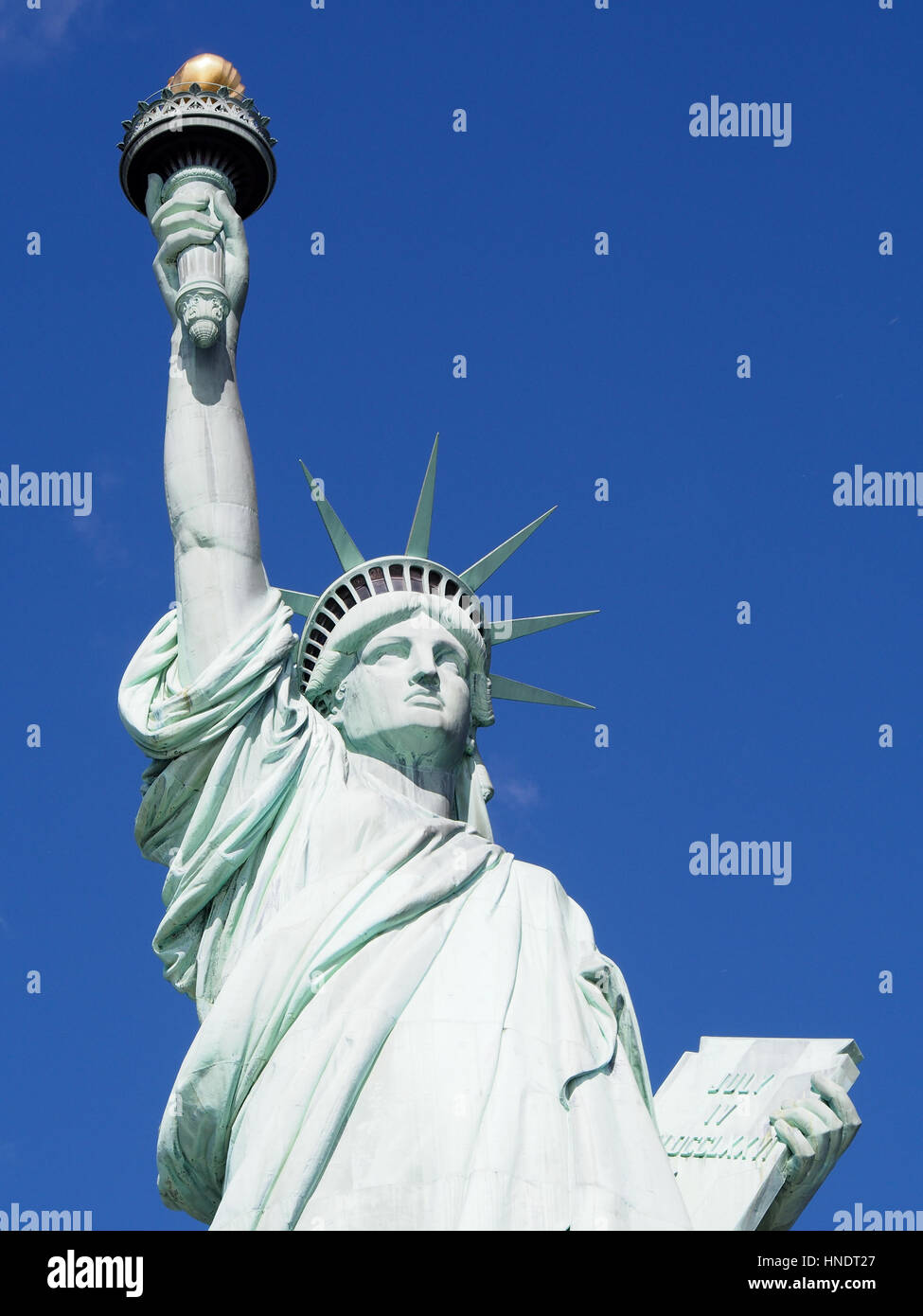 La Statua della Libertà in una giornata di sole nel porto di New York City. Foto Stock