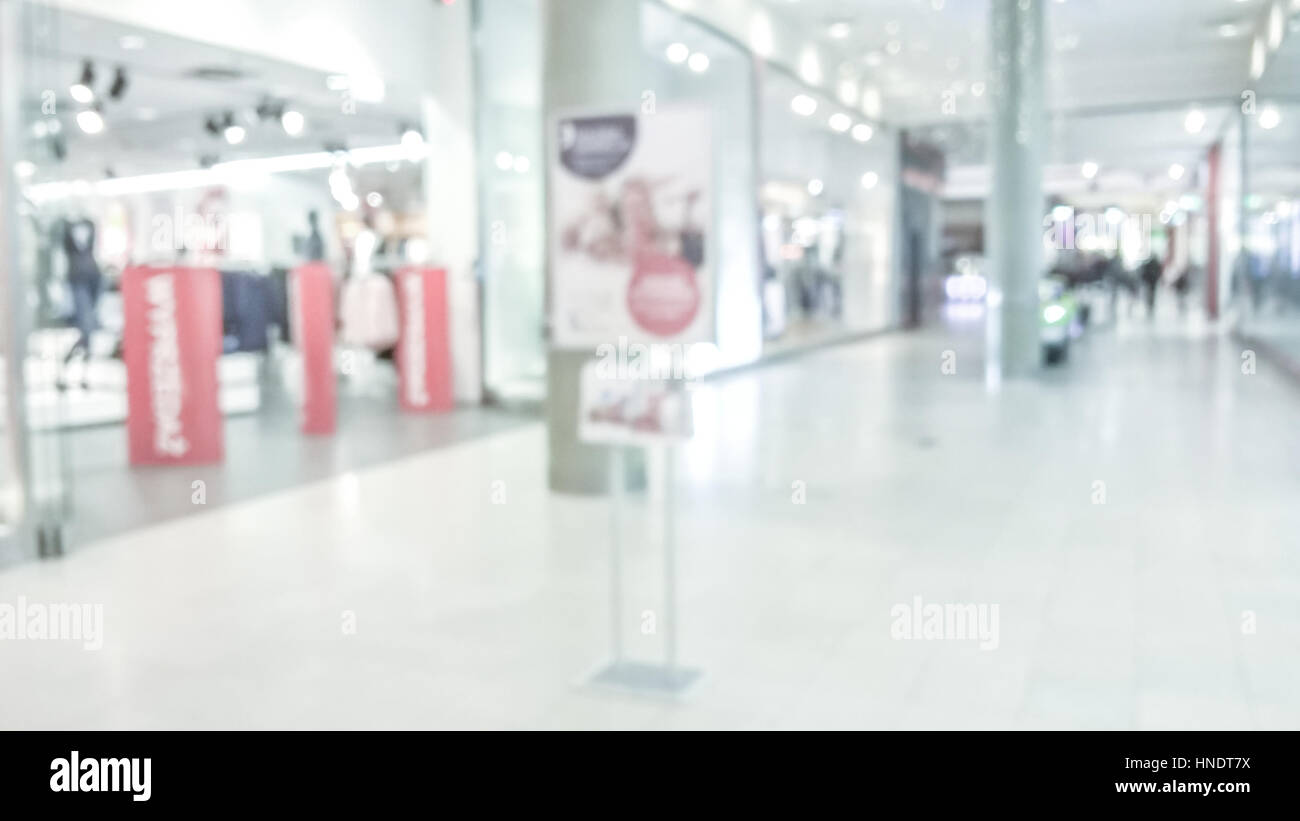 Splendidamente shopping sfocata sullo sfondo al centro con effetto bokeh di fondo Foto Stock
