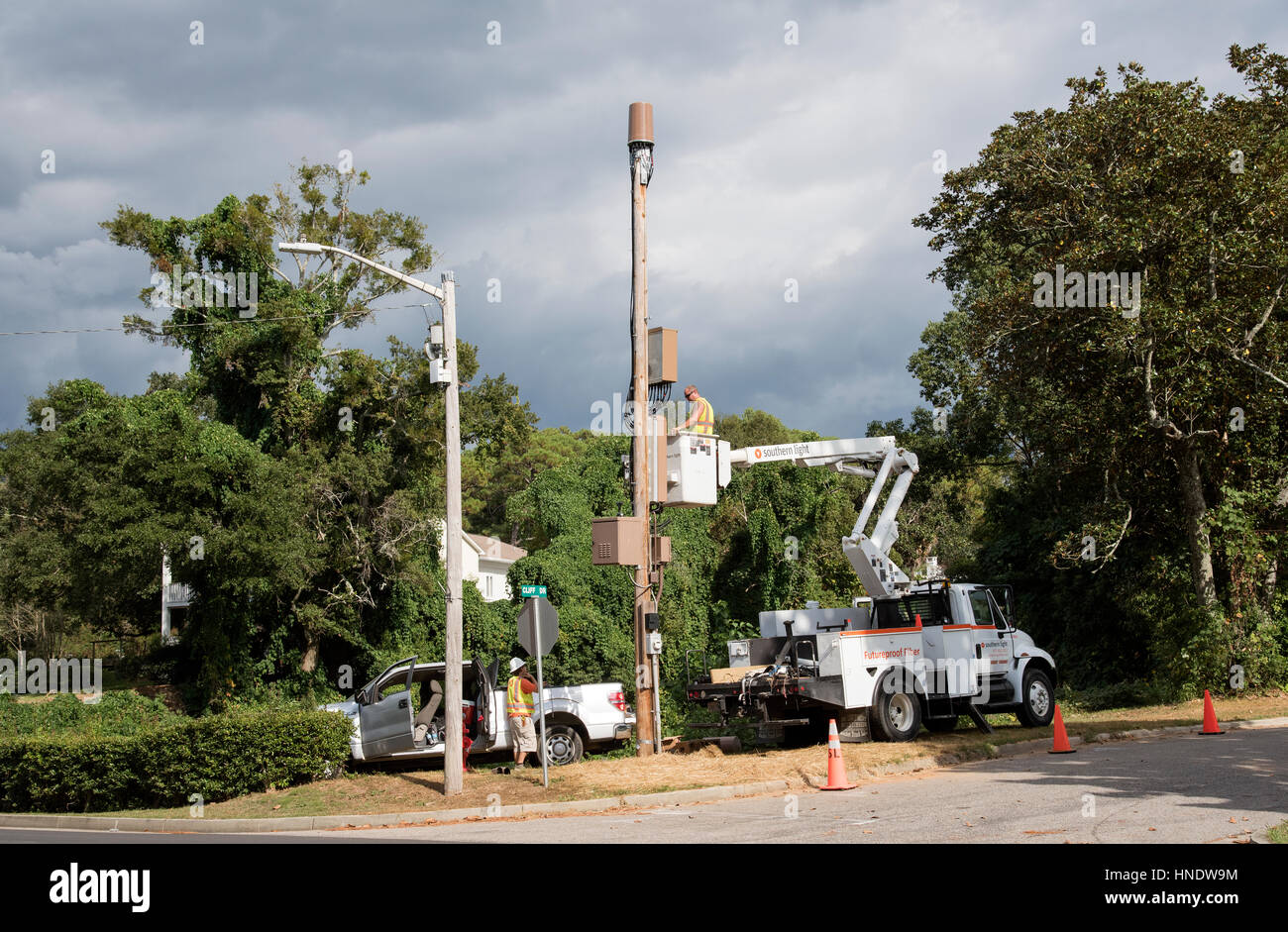 Fibre ottiche gli ingegneri che lavorano a Fairhope in Baldwin County Alabama USA Foto Stock