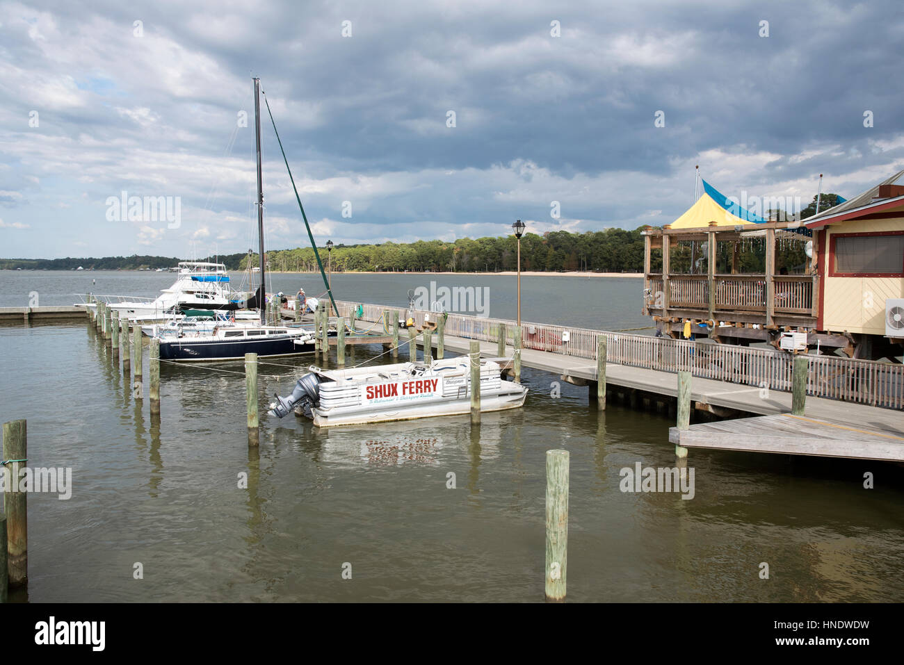 Fairhope Pier sulla Baia di Mobile in Baldwin County Alabama USA. Marina e la passerella con barche su una banchina di ormeggio Foto Stock
