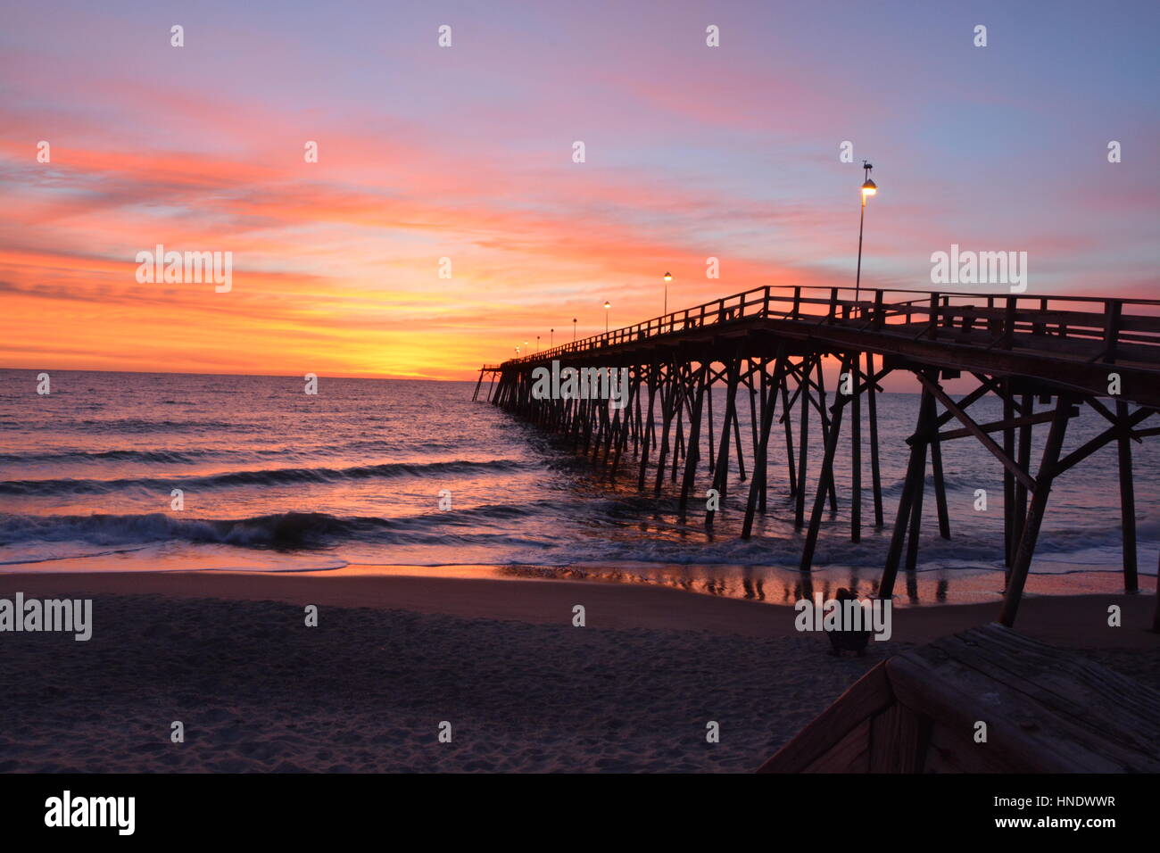 Alba sul molo di Kure Beach North Carolina Foto Stock