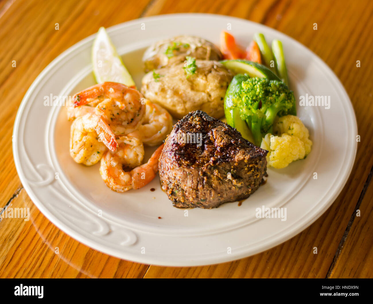 Bistecca alla griglia e gamberi Foto Stock