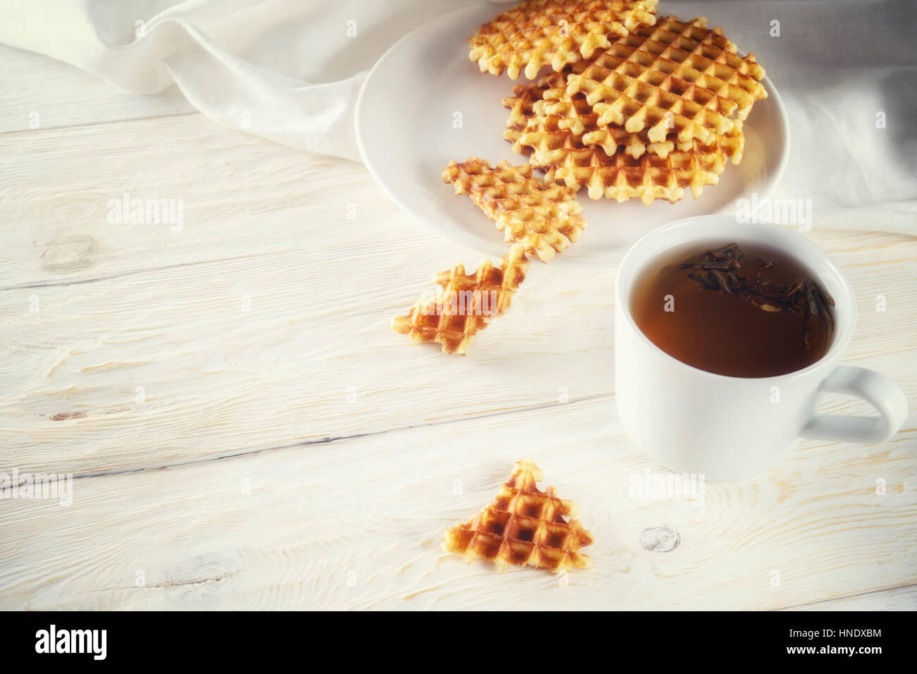 Tazza di tè e waffle closeup. Foto Stock