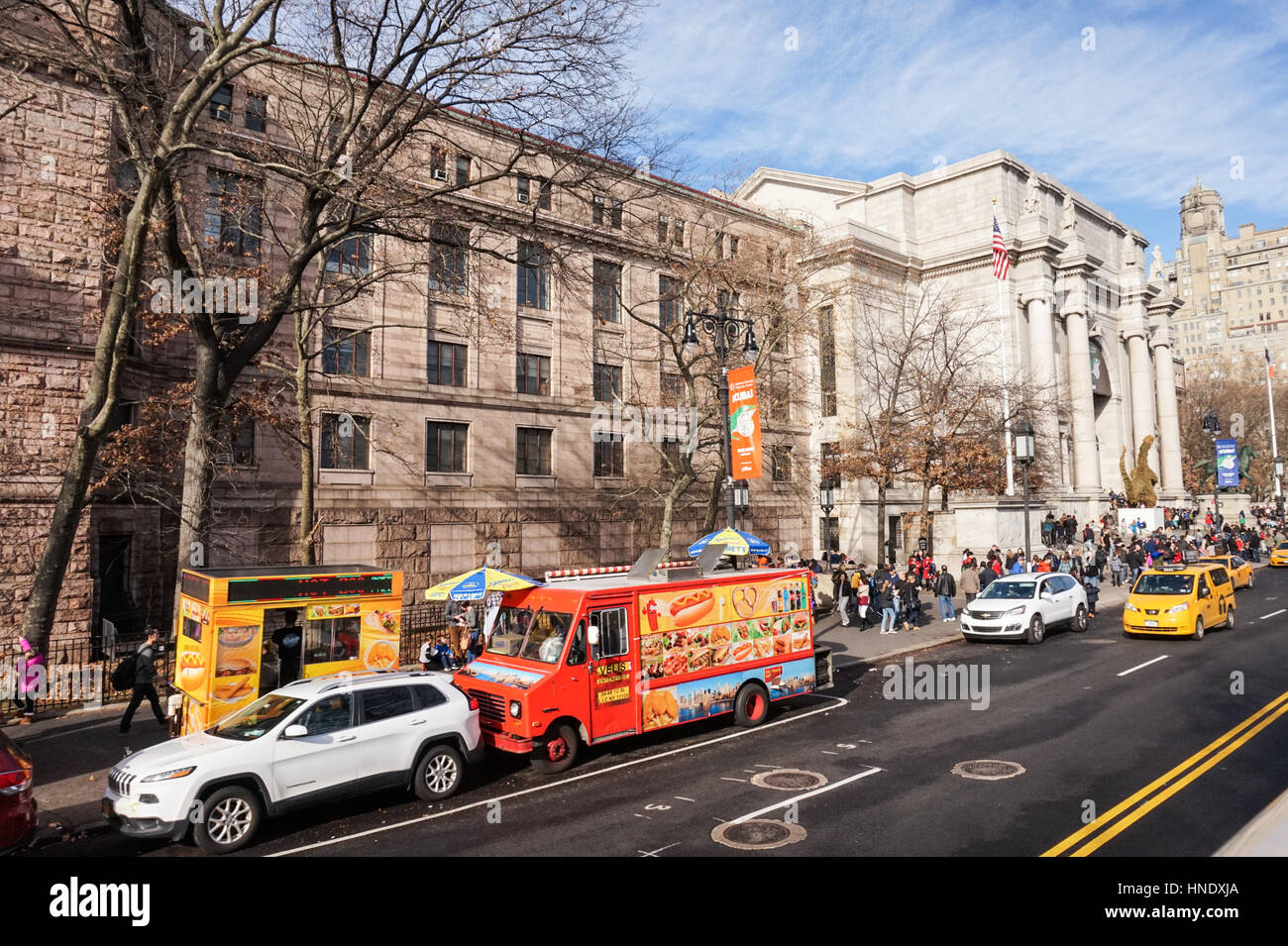 Carrelli di cibo e di turisti fuori al Museo Americano di Storia Naturale di New York City, Stati Uniti d'America Foto Stock