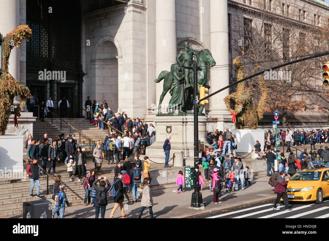 La linea al di fuori del Museo Americano di Storia Naturale di New York, Stati Uniti d'America Foto Stock