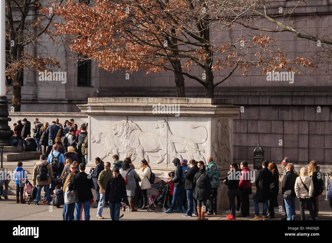 La linea al di fuori del Museo Americano di Storia Naturale di New York, Stati Uniti d'America Foto Stock