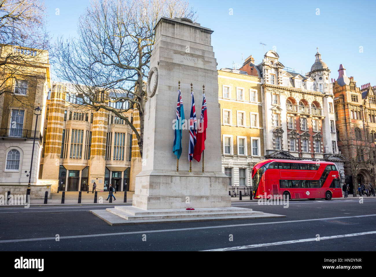 Nuovo routemaster bus rosso accanto a il Cenotafio su Whitehall. Londra, Regno Unito Foto Stock