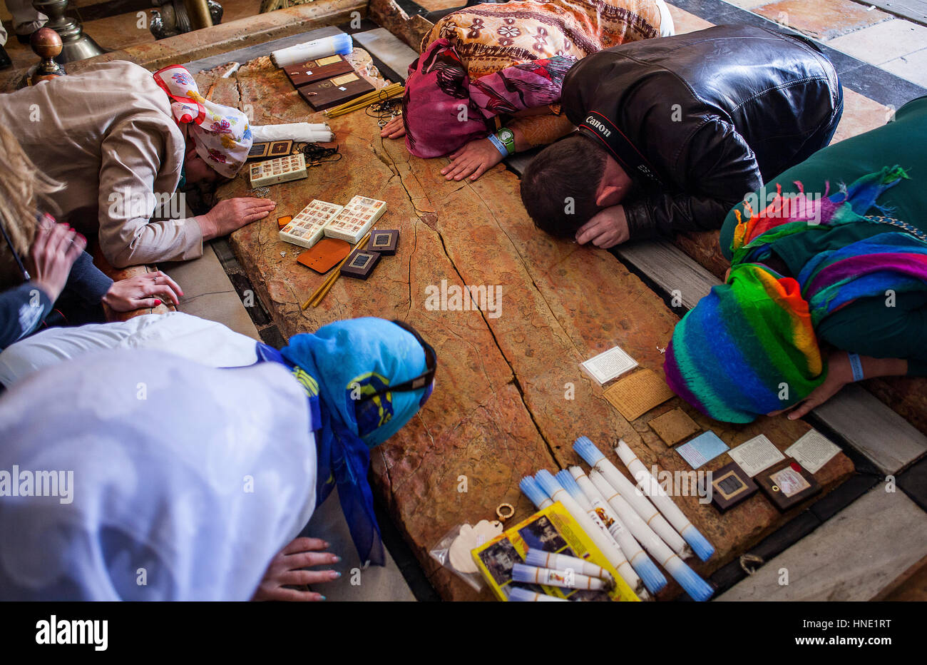 Persone in preghiera,Pietra della unzione, la Chiesa del Santo Sepolcro chiamato anche la Chiesa della Resurrezione, Quartiere Cristiano,Città Vecchia di Gerusalemme, Israe Foto Stock