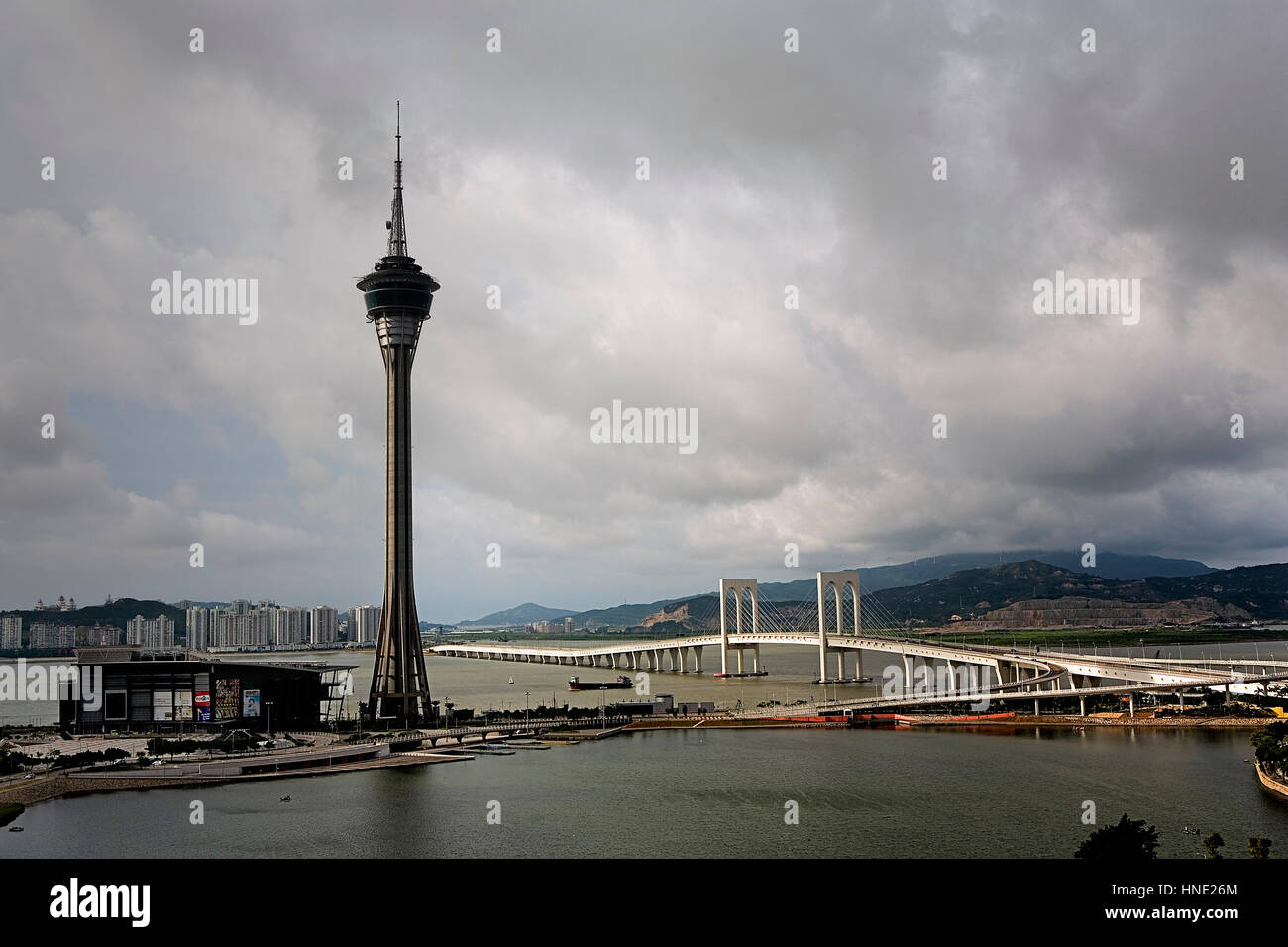 Torre di Macau e sai Van ponte che collega a Macau Taipa Island, Macau, Cina Foto Stock