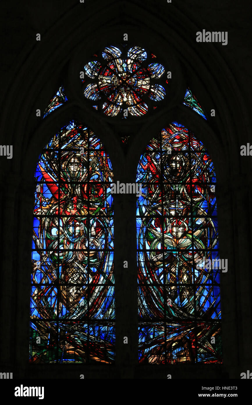 "La Fontaine de Vie", vitrail contemporain de Claude Courageux (1981). Cathédrale Saint-Pierre de Beauvais. Foto Stock