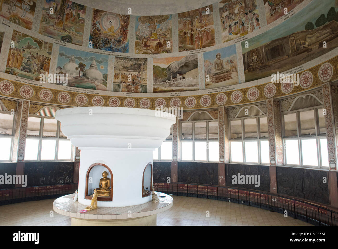 All'interno dipinti Sambodhi Chaitya, dagoba su 4 palafitte con la strada che corre al di sotto, Colombo Fort, Colombo, Sri Lanka Foto Stock