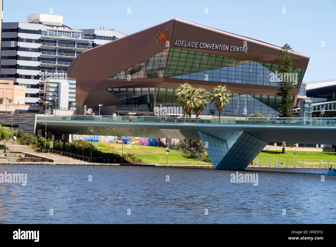 Adelaide Convention Center con la sua facciata ristrutturata che si affaccia sul Fiume Torrens in Adelaide Australia Foto Stock