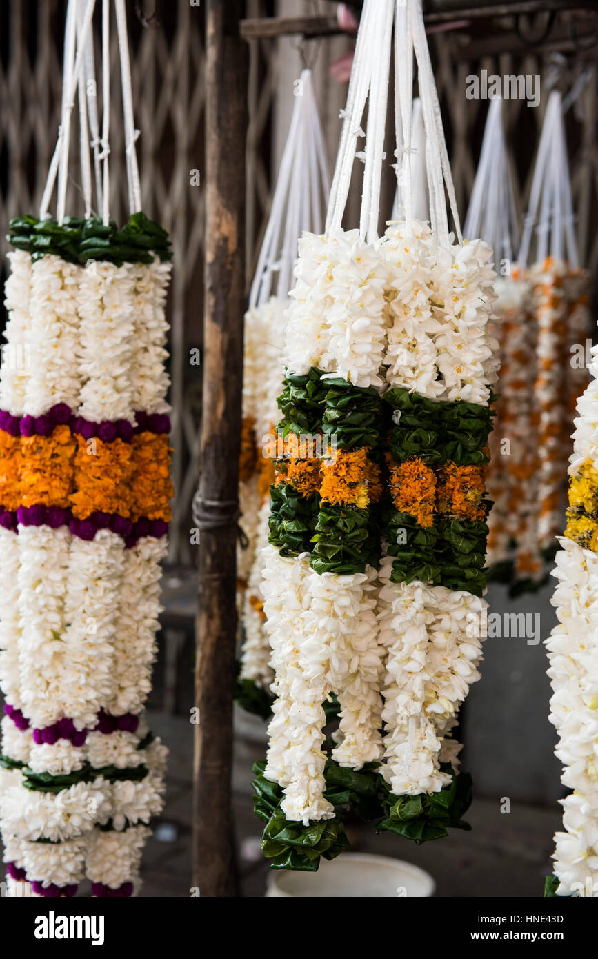 Addobbi floreali per la vendita al di fuori di un tempio indù, Colombo, Sri Lanka Foto Stock