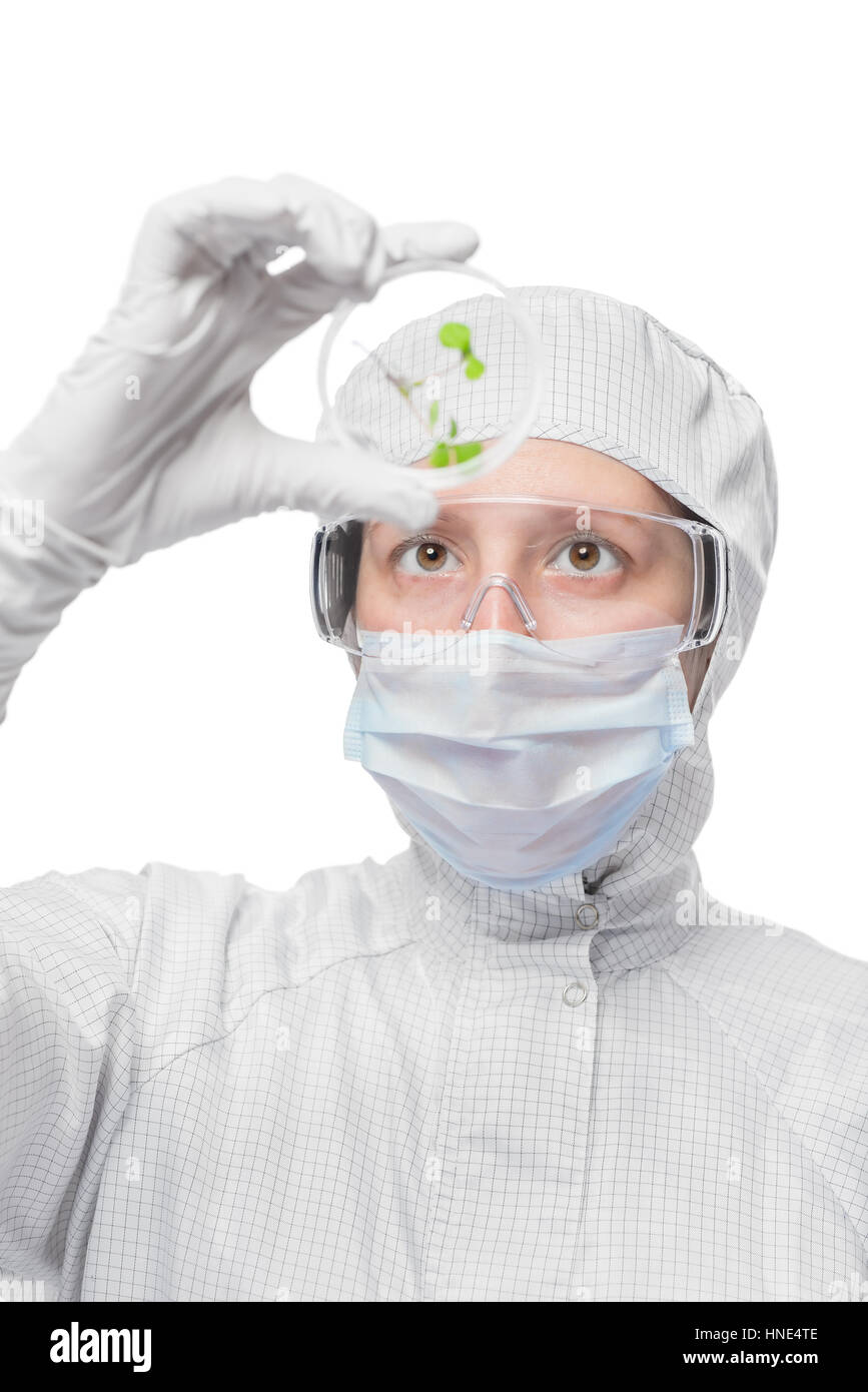 Ritratto verticale di biologo mentre si lavora con campioni vegetali Foto Stock