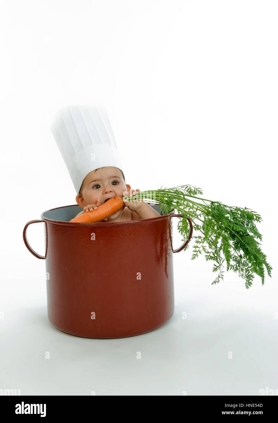 Modello di rilascio, Kleinkind mit Kochhaube Kochtopf im - bambino con chef della PAC nel recipiente di cottura Foto Stock