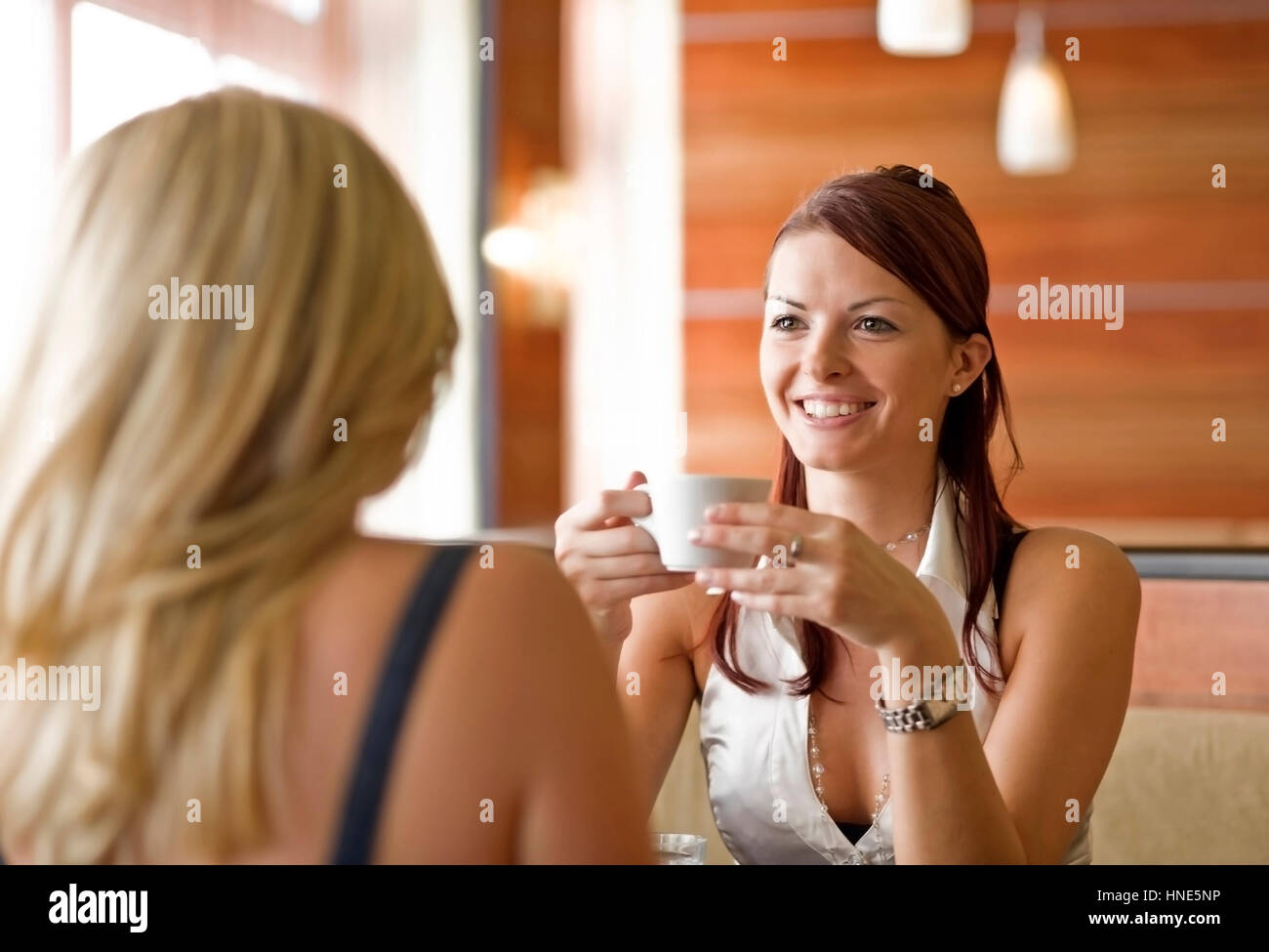 Modello di rilascio, Zwei junge Frauen im Kaffeehaus - due giovani donne nella caffetteria Foto Stock