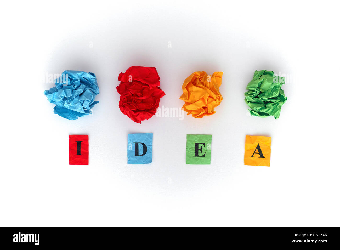 Carta colorata le sfere e la parola IDEA. Idea concetto. Foto Stock