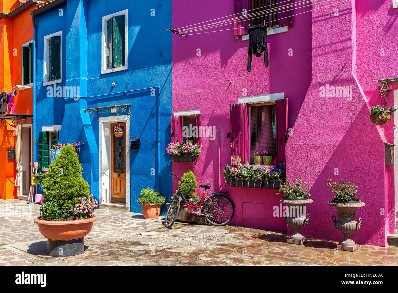 Vista esterna di case colorate di isola di Burano in Italia. Foto Stock