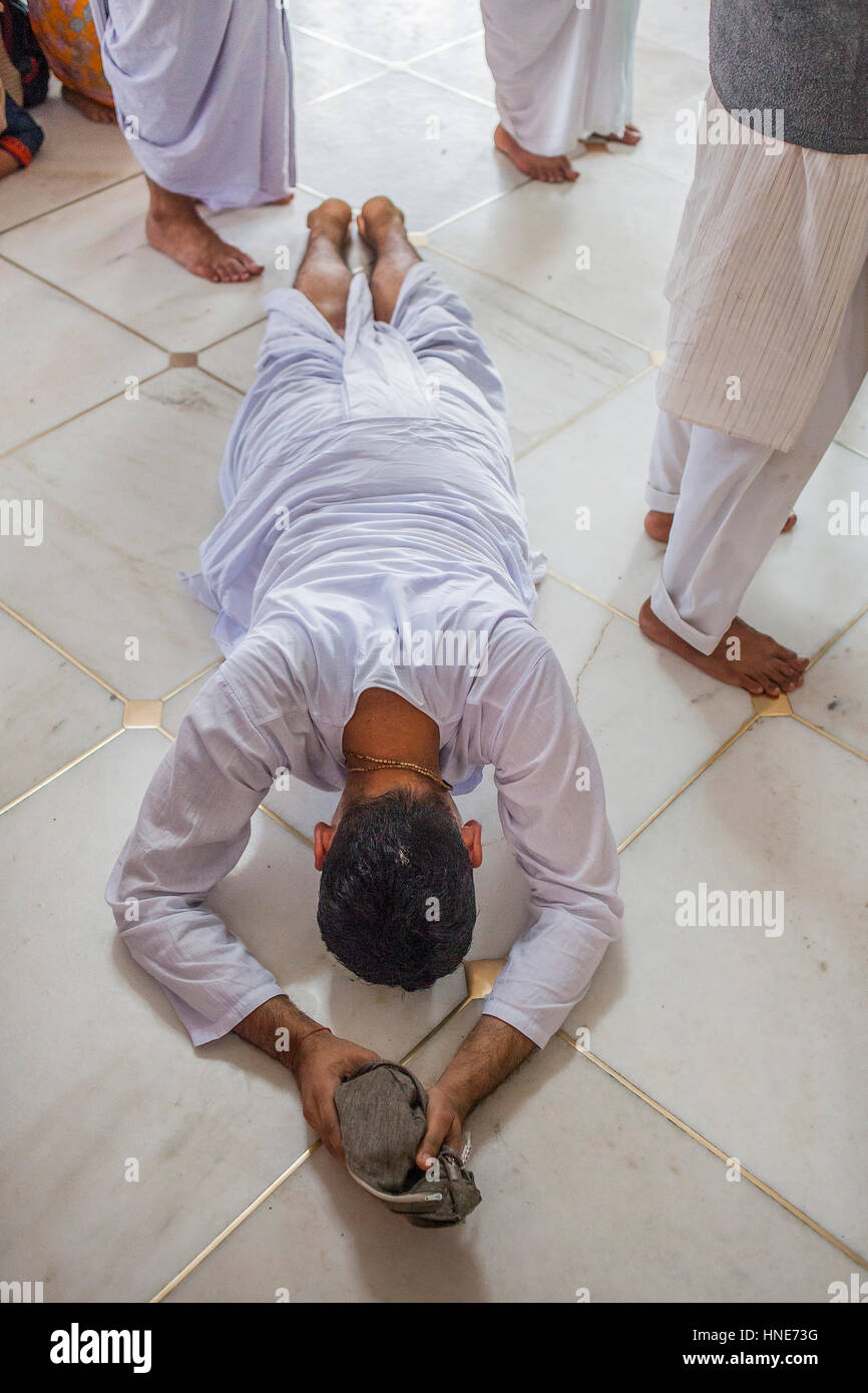 Pregando, Tempio ISKCON, Sri Krishna Balaram Mandir,Vrindavan,Mathura, Uttar Pradesh, India Foto Stock