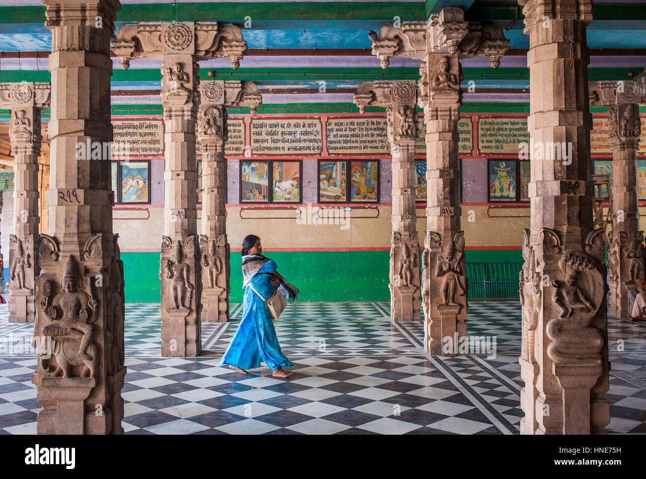 Donna, nel Tempio Rangaji ( Ranganath Tempio ), Vrindavan, Mathura, Uttar Pradesh, India Foto Stock