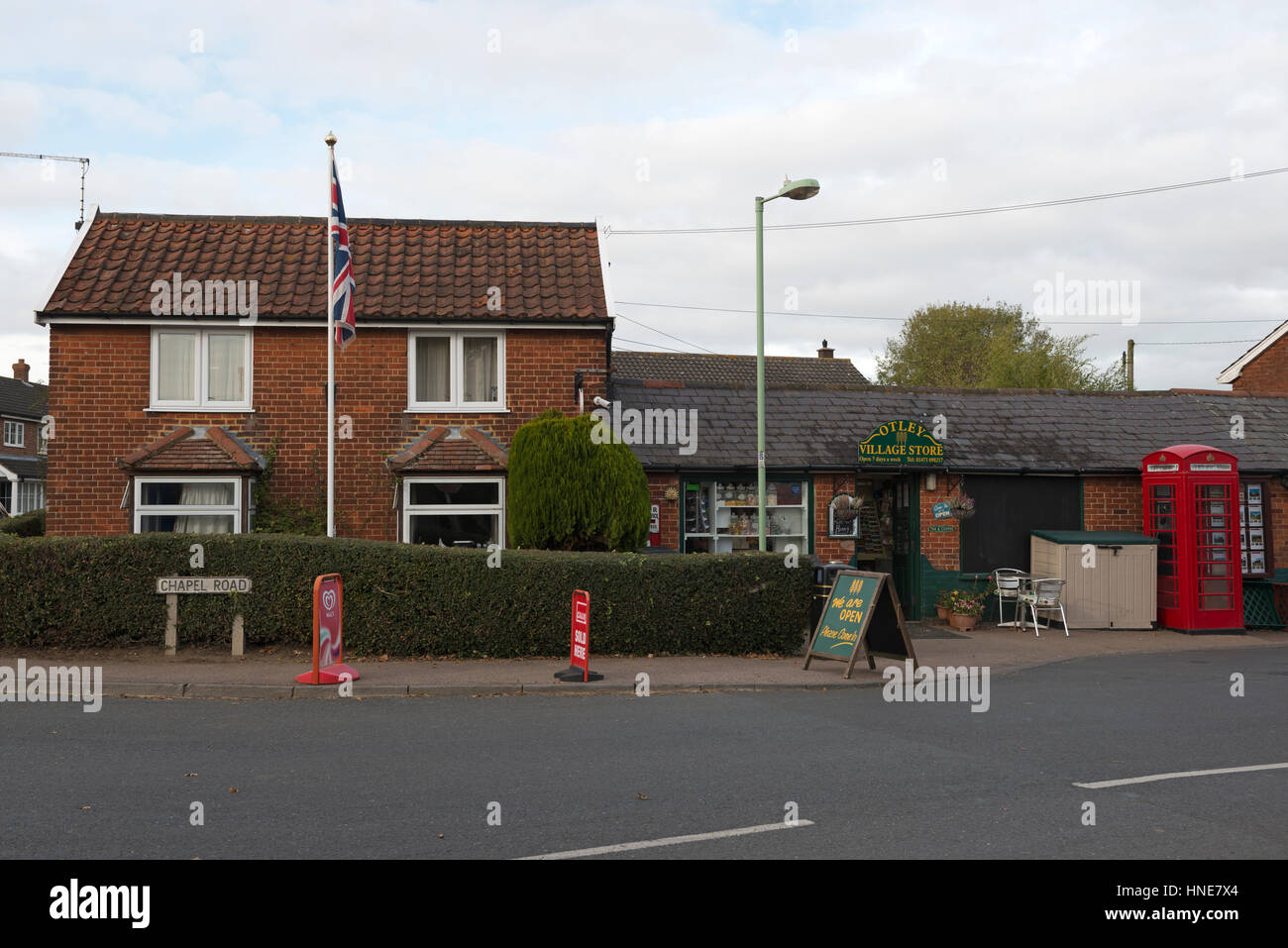 I negozi del villaggio e Post Office, Otley, Suffolk, Regno Unito. Foto Stock