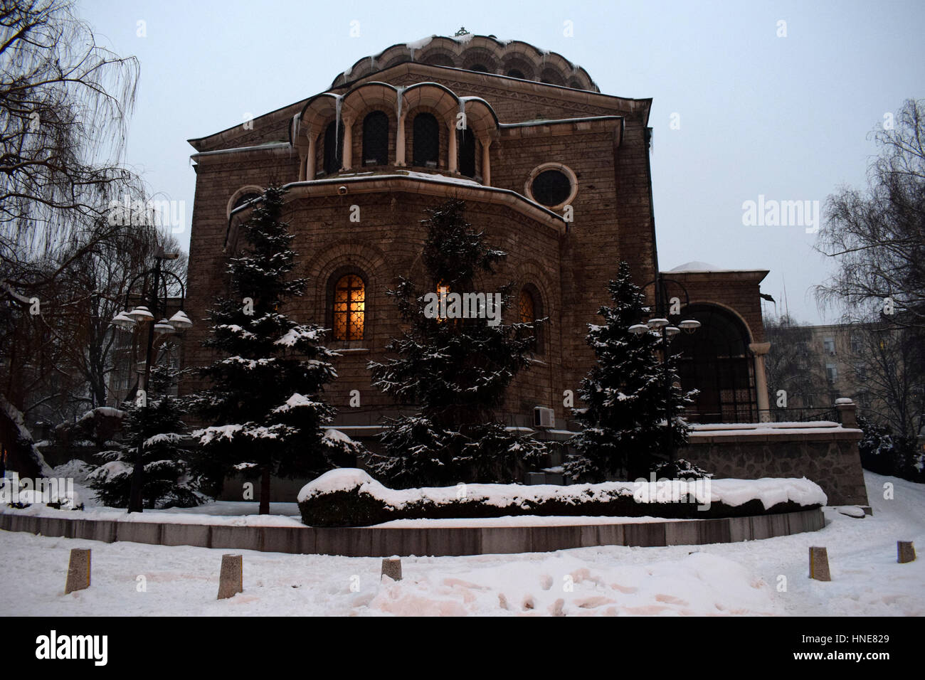 Sveta Nedelya chiesa nel buio freddo inverno con una luce calda Foto Stock