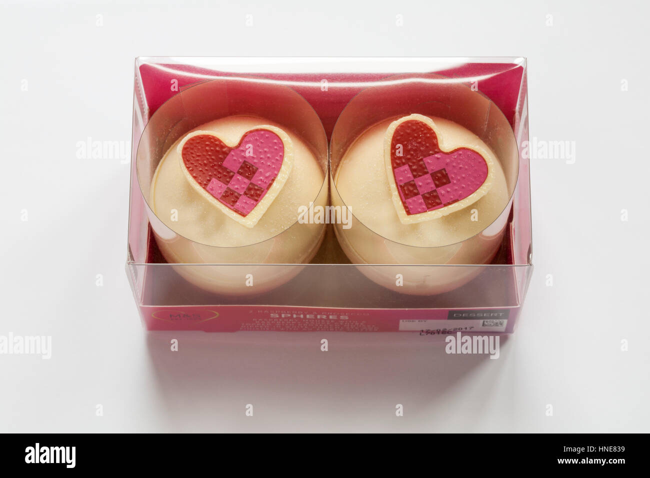 Scatola di M&S Lampone e sfere di Prosecco per dessert per il giorno di San Valentino isolati su sfondo bianco Foto Stock