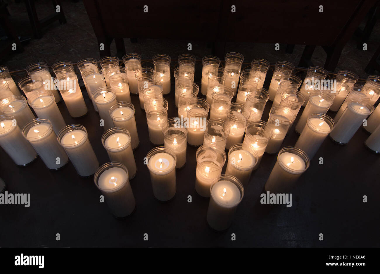Cerimonia delle luci di candela in una chiesa oscura, Mallorca, Spagna. Foto Stock