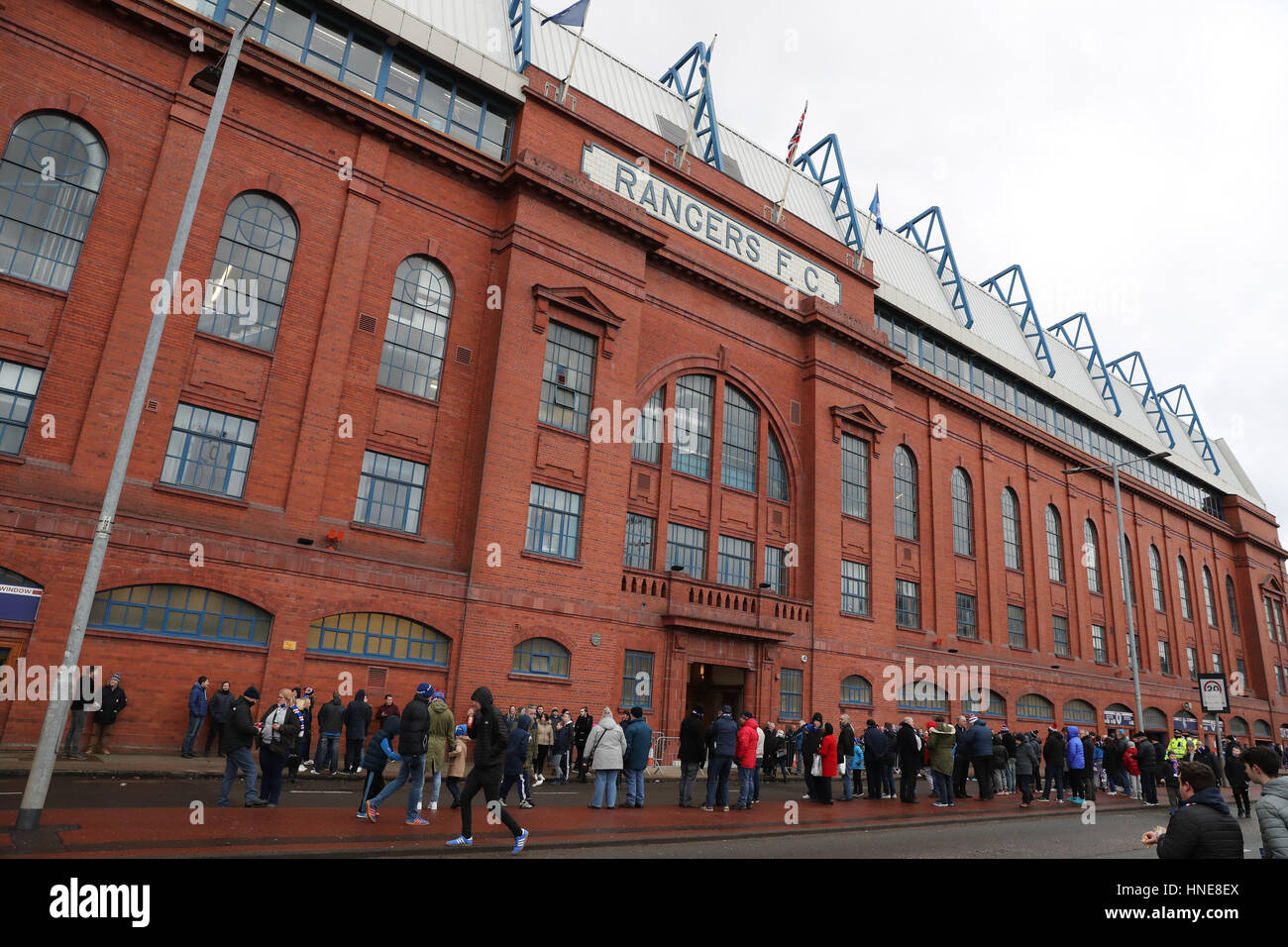 Tifosi fuori Ibrox prima della Coppa Scozzese, quinto round corrispondono a Ibrox, Glasgow. Foto Stock