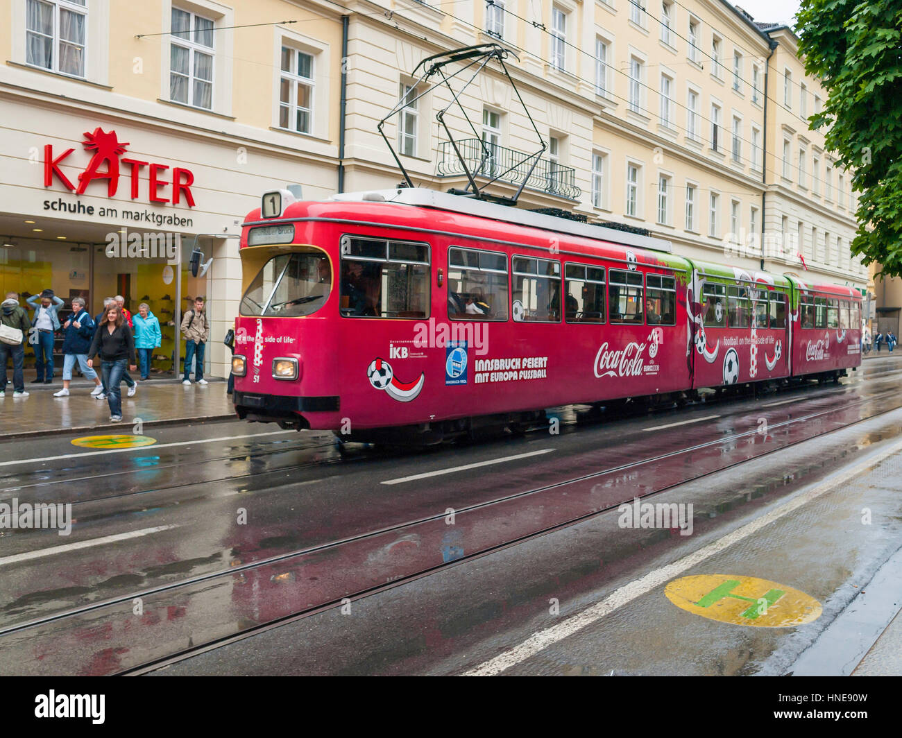 Un automobile della via tram in un giorno di pioggia ad Innsbruck in Austria decorate per promuovere il Campionato Europeo di Calcio 2008 Foto Stock