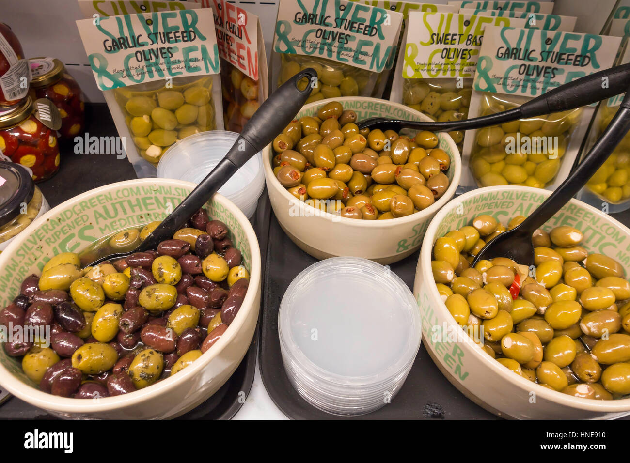 Delicatessen self service display di autentica olive stuffef con aglio o basilico dolce Foto Stock
