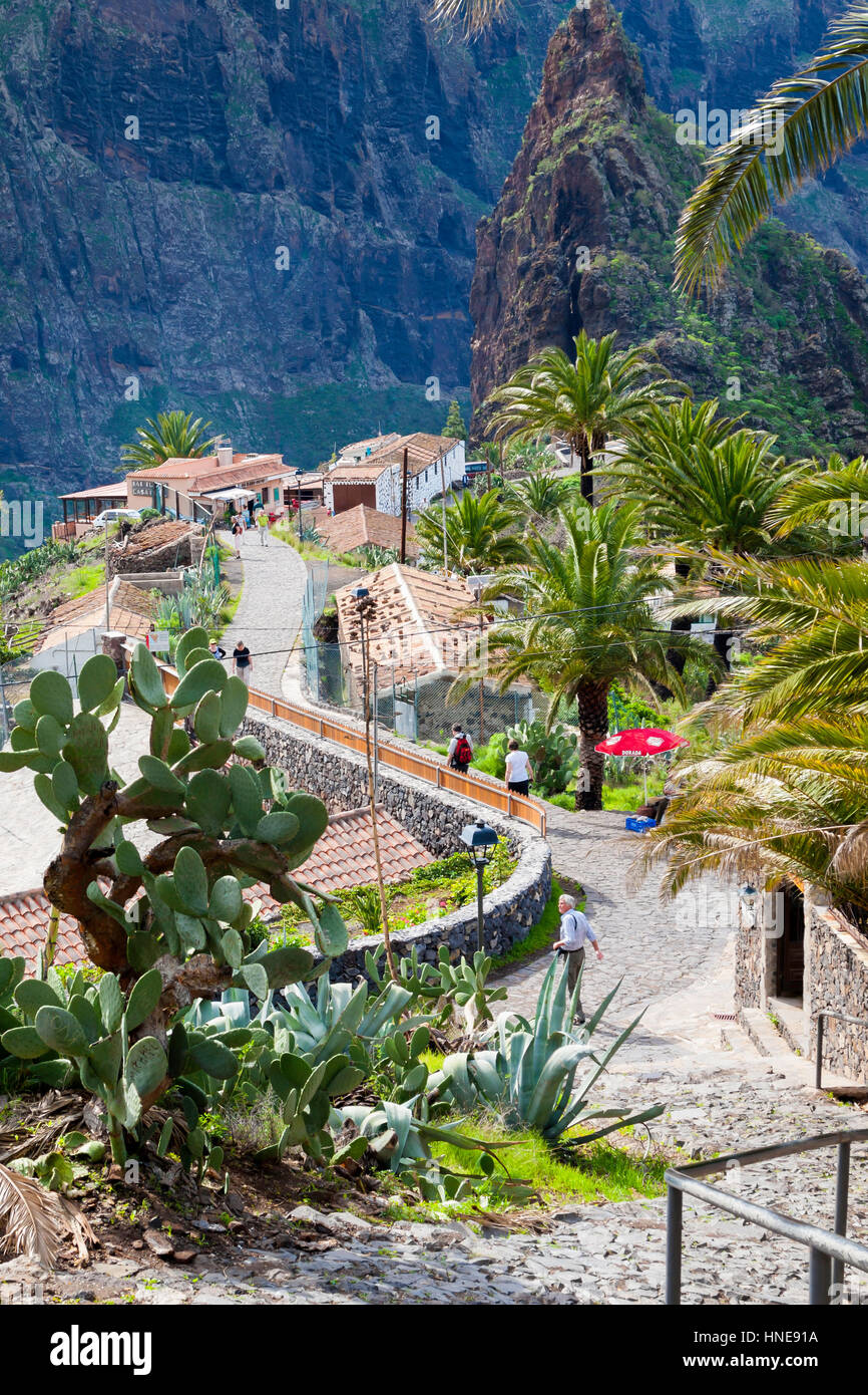 Persone che camminano verso il basso dei gradini ripidi nel pittoresco villaggio di Masca Tenerife Foto Stock